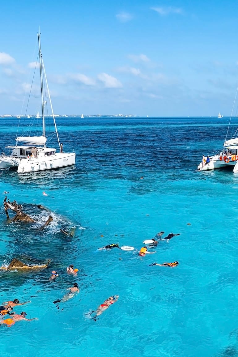Aguas cálidas y transparentes Las aguas calmas dan la posibilidad de hacer snorkel para descubrir la abundante fauna marina