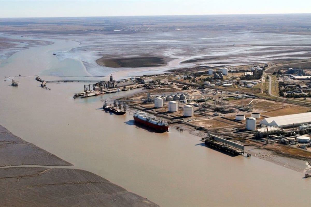 Aguas profundas. Los barcos de granos que bajan desde Rosario completan su bodega en el puerto de Bahía Blanca; en otro muelle, operan los buques regasificadores