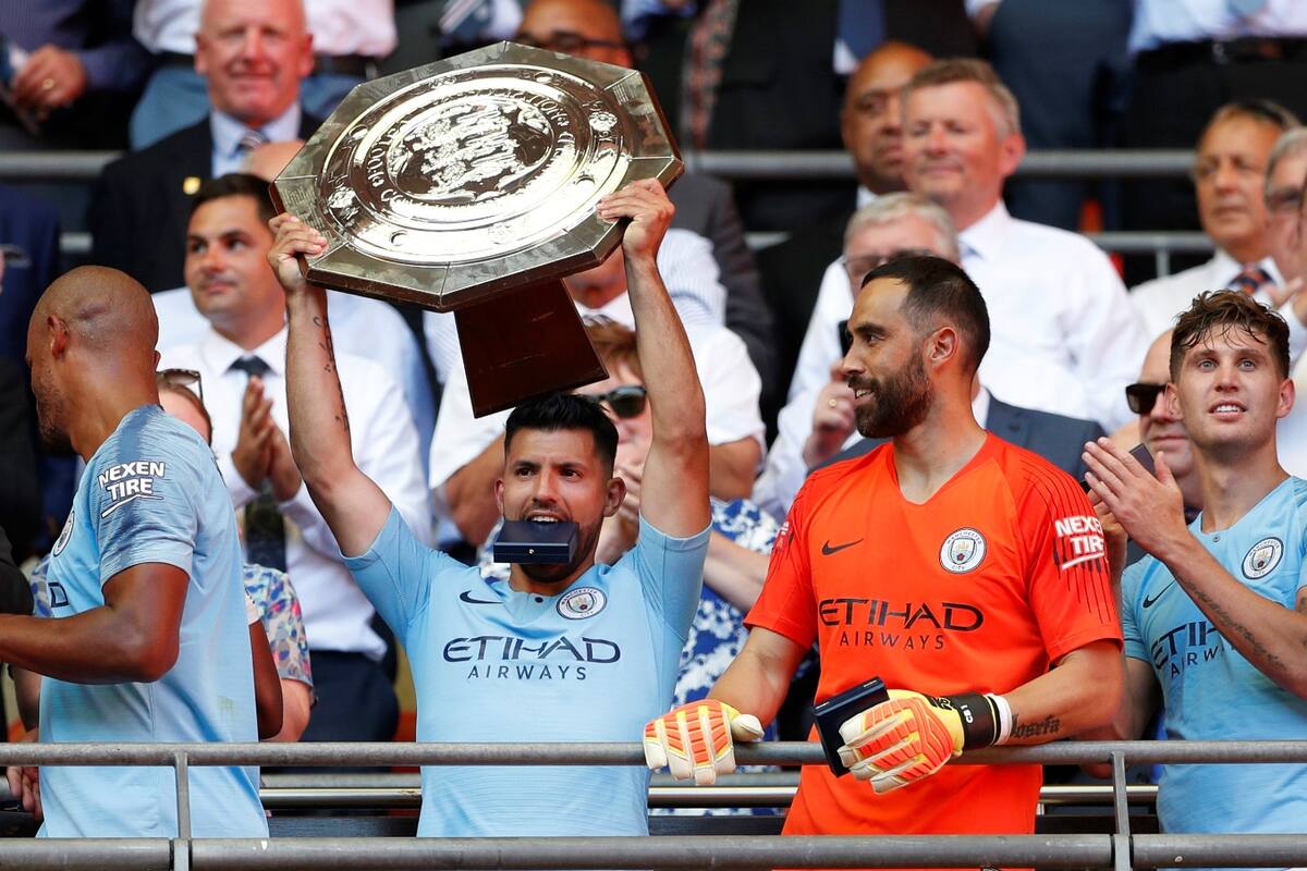 Agüero, con el escudo del trofeo en alto