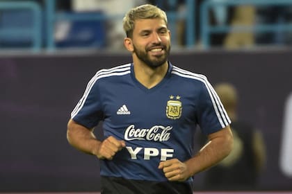 Agüero, en el calentamiento para el amistoso con Brasil; finalmente no ingresó