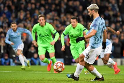 Agüero la pica de penal para el primero del Manchester