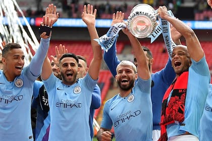 Agüero levanta el trofeo: Manchester City es el actual campeón de la Premier League