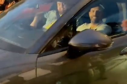 Agüero llega a la cena de Messi, acompañado por un streamer