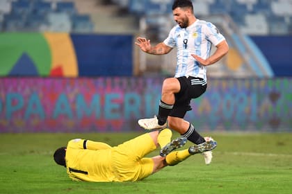 Agüero no puede con Carlos Lampe; el Kun dejó pasar otra oportunidad como titular del seleccionado y no anotó en el 4-1 sobre Bolivia
