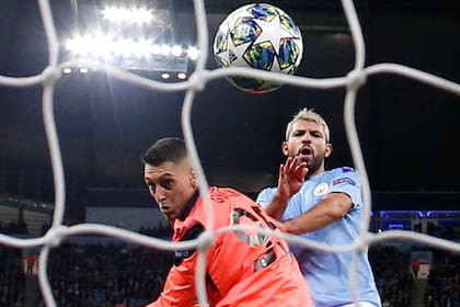 Agüero se anticipa al arquero de Atalanta y marca el primer gol