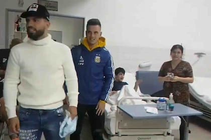 Agüero y Lo Celso, en la visita a los chicos del hospital