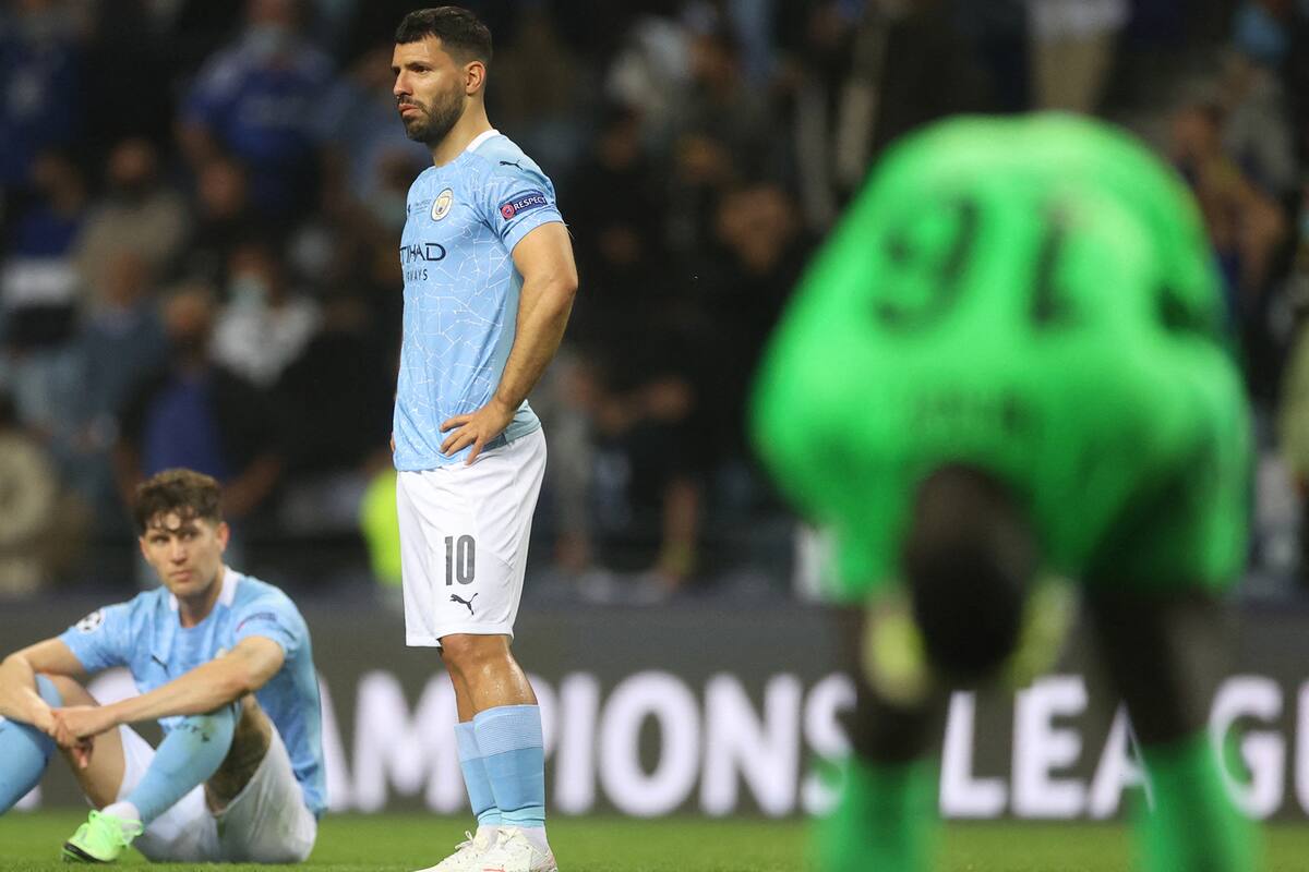 Agüero y su última imagen como jugador del Manchester City, en la final de la Champions League (Photo by CARL RECINE / POOL / AFP)