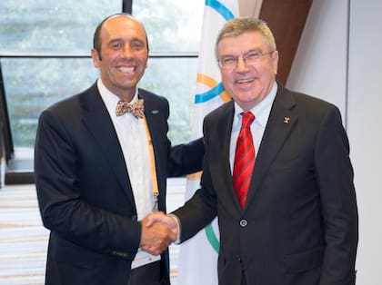 Aguerre y Thomas Bach, presidente del COI; tejió las relaciones para lograr que su deporte sea olímpico