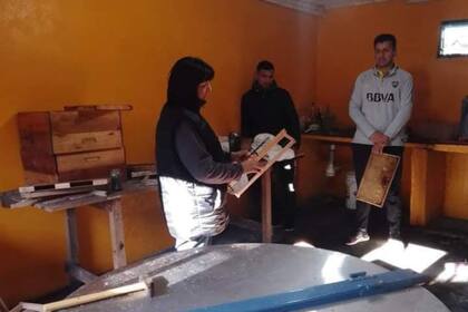 Aguirre dictando un curso apícola en una escuela de San Miguel, Corrientes