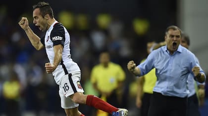 Aguirre y el eufórico festejo por el gol de Belluschi ante Emelec, por la Copa Libertadores