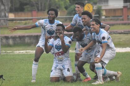 Aguirres (arriba en el centro) celebra con compañeros uno de los goles que depositaron a su equipo en las semifinales del torneo Apertura; en Belice las canchas no son de los clubes, sino prestadas.