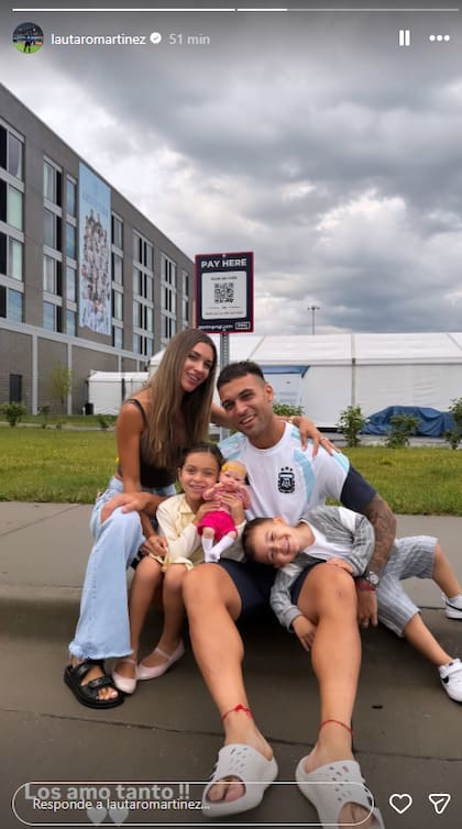 Agus Gandolfo junto a Lautaro Martínez y sus hijos