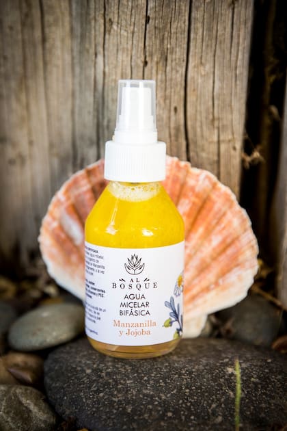 Agus micelar bifásica de manzanilla y jojoba de Al Bosque, @albosquebio, $1750
