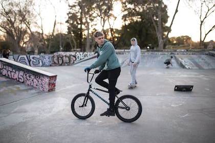 Agustín (20). Es de: Caballito. ¿Qué es lo que más te gusta de practicar BMX? “Está bueno el deporte porque te desconecta del colegio y del laburo, descargás todas las preocupaciones arriba de la bici”. ¿Hace cuánto lo hacés? “Hace 4 años”.
