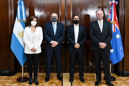 Matías Kulfas y Agustín Pichot, con los inversores australianos