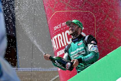 Campeón. Agustín Canapino celebra el título 2019 de TC