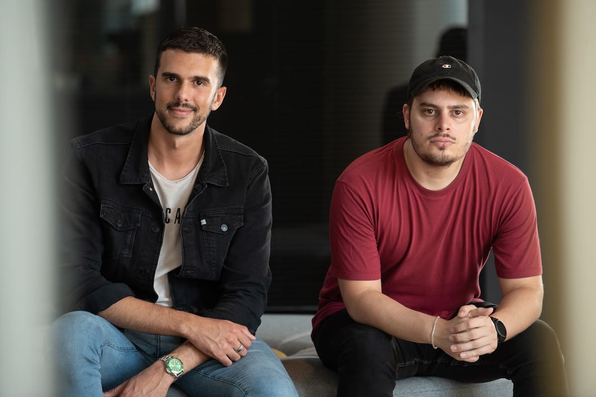 Agustín Alarcón (29) e Ignacio Fontova (24) dirigen la firma de relojes Valkur