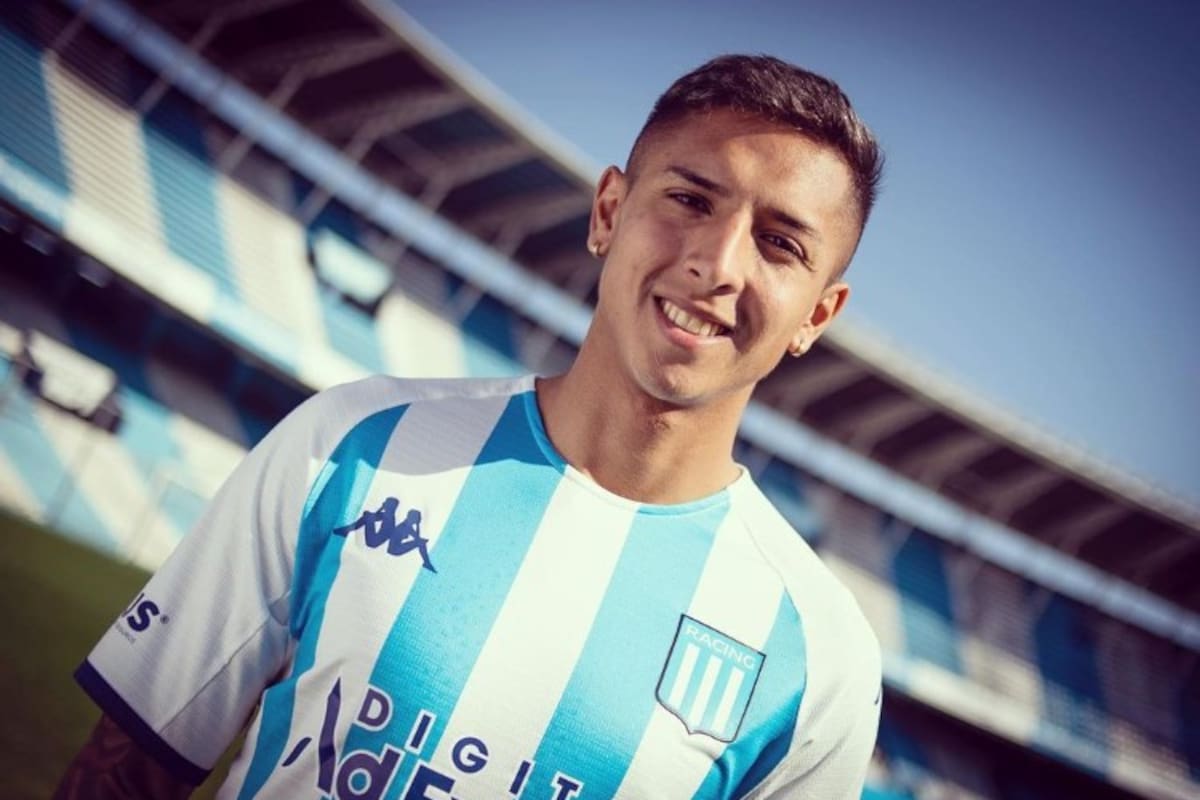 Agustín Almendra con la camiseta de Racing, su nuevo club; surgió de las inferiores de Boca y el club de la Ribera pensaba en disfrutarlo y venderlo en más de 20 millones de dólares, pero se fue libre, en conflicto con la dirigencia y los entrenadores