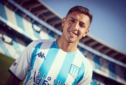 Agustín Almendra con la camiseta de Racing, su nuevo club; surgió de las inferiores de Boca y el club de la Ribera pensaba en disfrutarlo y venderlo en más de 20 millones de dólares, pero se fue libre, en conflicto con la dirigencia y los entrenadores
