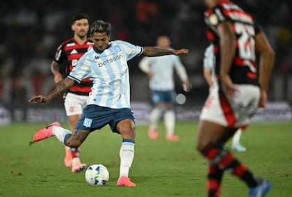 Agustín Almendra fue usualmente titular, pero rara vez completaba los partidos; su endeblez física y una oferta de Necaxa provocaron su salida de la Academia.