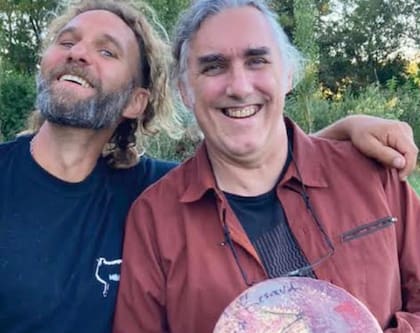 Agustín Battellini junto a Alejandro Sequeira, los hacedores del libro premiado