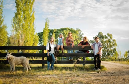 Agustín Battellini junto a su familia, en el lugar donde eligió vivir: La Vigna