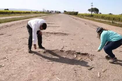 Agustin Battig y Macarena Ramos miden un pozo de la ruta provincial 321, en Tucumán