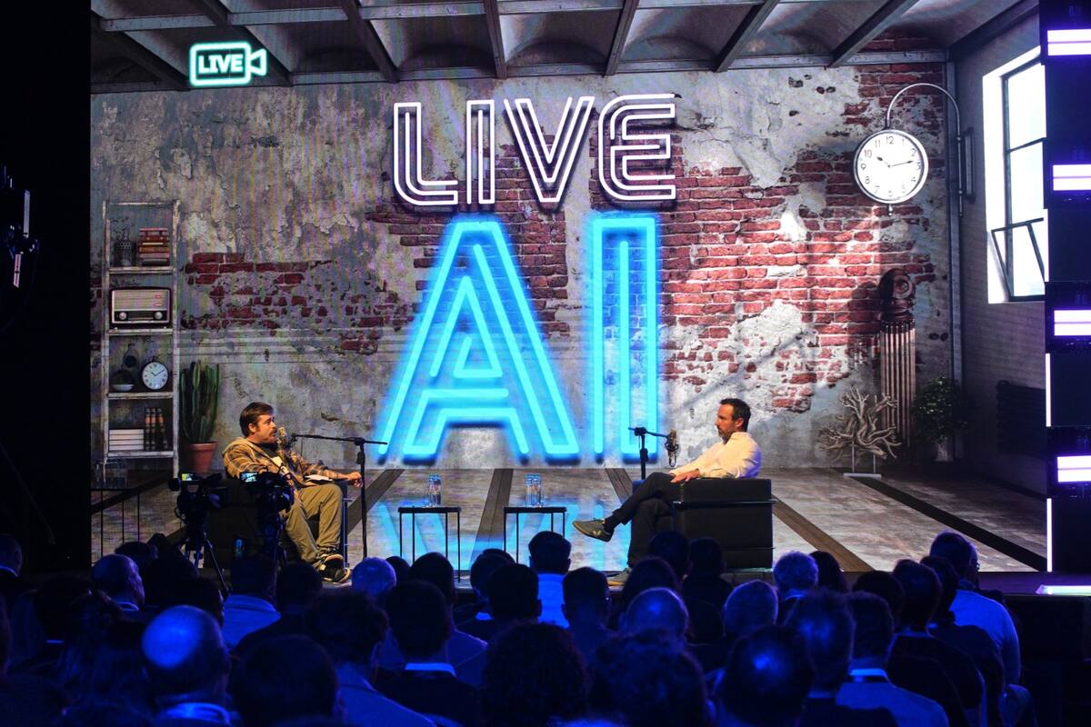 Agustín Bellido, gerente general de IBM en Argentina, Chile, Uruguay y Paraguay con Migue Granados, periodista, en el evento de AI Live de IBM. Crédito: IBM.