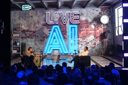 Agustín Bellido, gerente general de IBM en Argentina, Chile, Uruguay y Paraguay con Migue Granados, periodista, en el evento de AI Live de IBM. Crédito: IBM.