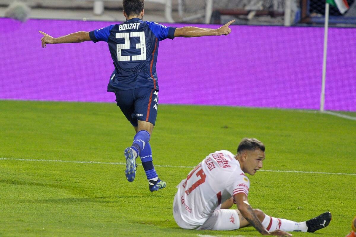 Agustín Bouzat, delantero de Vélez, festeja su golazo en Liniers; fue el 2-1 ante Unión, tras una gran jugada colectiva