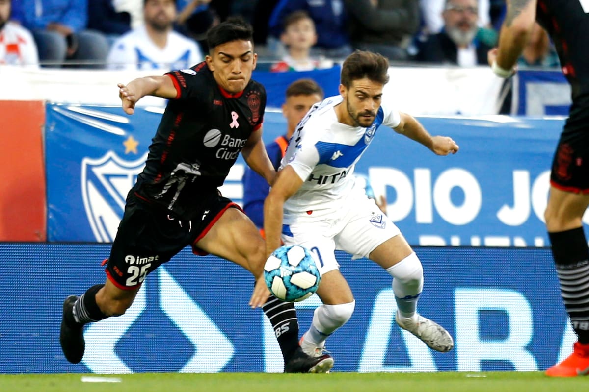 Agustín Bouzat lucha por la pelota con César Ibáñez.