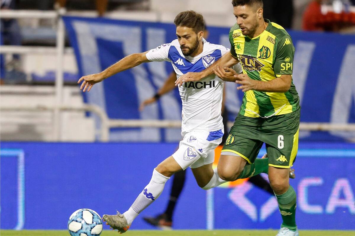 Agustín Bouzat se lleva la pelota ante la marca de Leonel Galeano, durante el partido entre Vélez y Aldosivi.