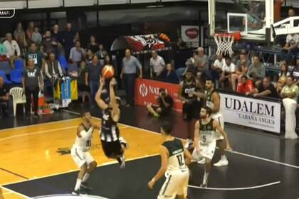 Agustín Brocal y su lanzamiento inusual y decisivo: convirtió de espaldas