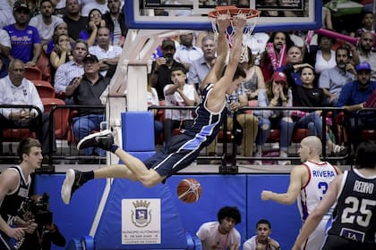 Agustín Caffaro (2,11m), se cuelga del aro en su debut internacional ante Puerto Rico; el pivote de Libertad fue una buena noticia pese a la derrota