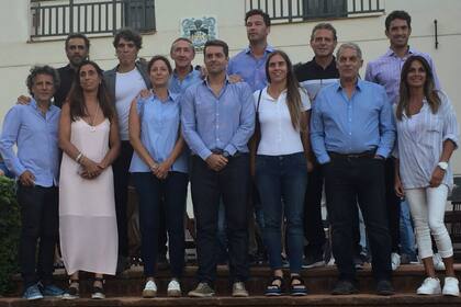 Agustín Calleri, en el centro, con su equipo de trabajo, en el club house del Buenos Aires