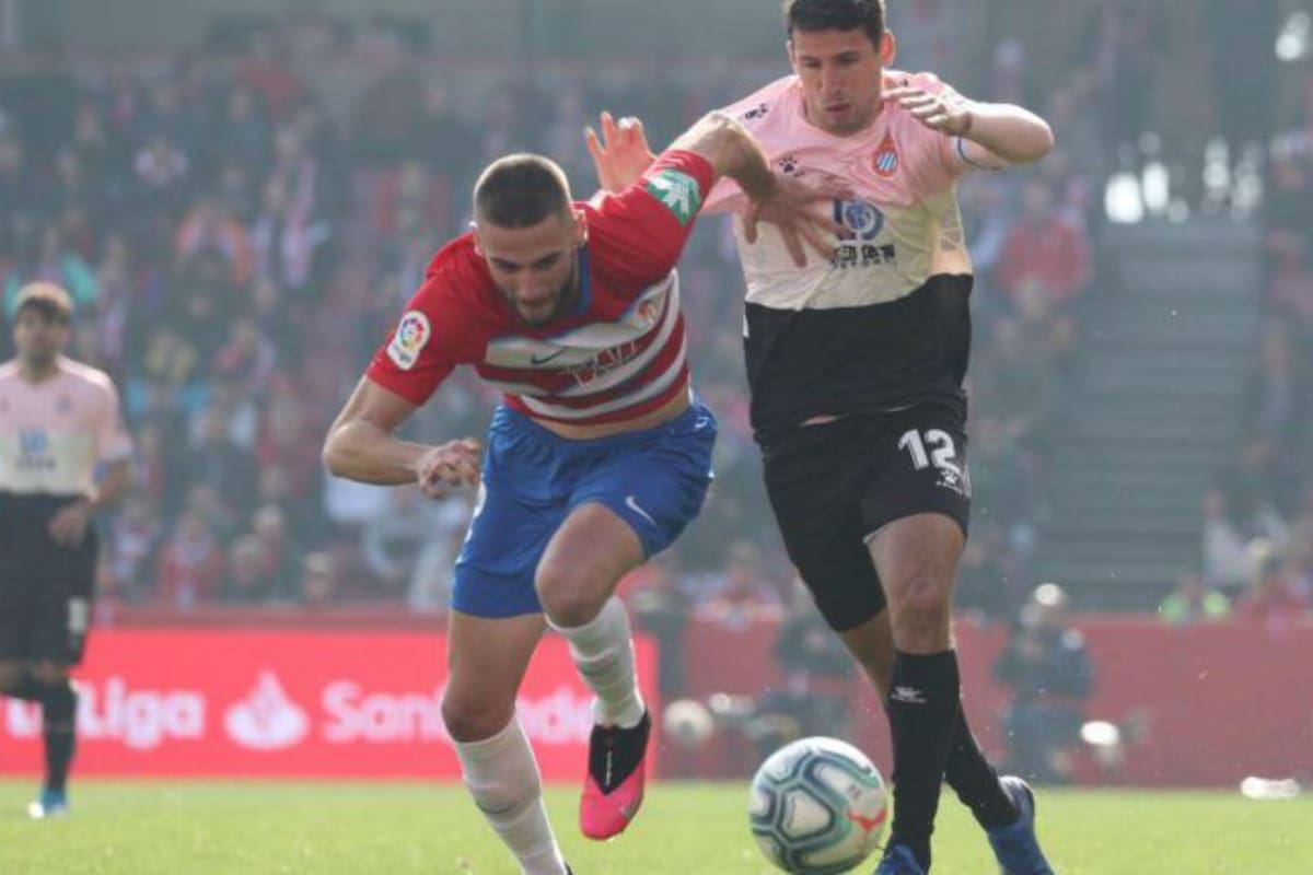 Agustín Calleri, luchando por recuperar la pelota en la derrota del Espanyol contra Granada por 2-1 que los hundió a la última posición en la tabla