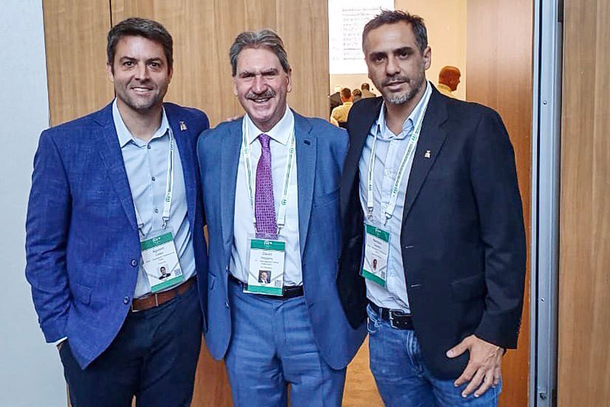 Agustín Calleri y Mariano Zabaleta, máximos dirigentes de la AAT, junto con David Haggerty, presidente de la Federación Internacional de Tenis.