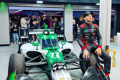 Agustín Canapino con el auto del Juncos Hollinger Racing en los boxes del autódromo Oscar y Juan Gálvez, de Buenos Aires; el sueño de correr en IndyCar se convirtió en realidad