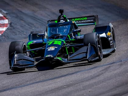 Agustín Canapino, con su auto de Juncos Racing en IndyCar