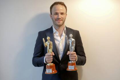 Canapino en La Nacion, con sus trofeos