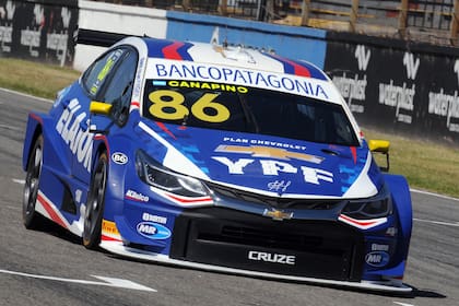 Agustín Canapino marcó la pole y en el autódromo Oscar y Juan Gálvez, de Buenos Aires, intentará sumar su segunda corona en el Súper TC2000