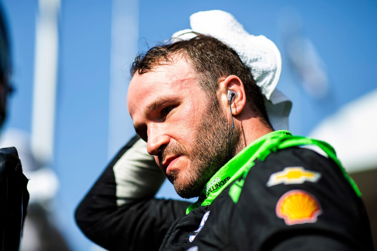 Agustín Canapino sufrió en Long Beach la primera decepción en IndyCar: el arrecifeño lideró el pelotón y se enredó con su compañero Callum Illot y el brasileño Helio Castroneves