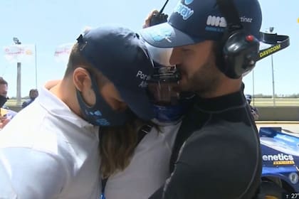 Agustín Canapino ya ganó y se abraza con sus familiares, en La Plara. Un domingo emotivo en el Turismo Carretera.