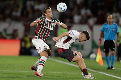 Agustin Canobbio batalla con Sasha Marcich; el uruguayo, una pesadilla para la defensa de Lanús