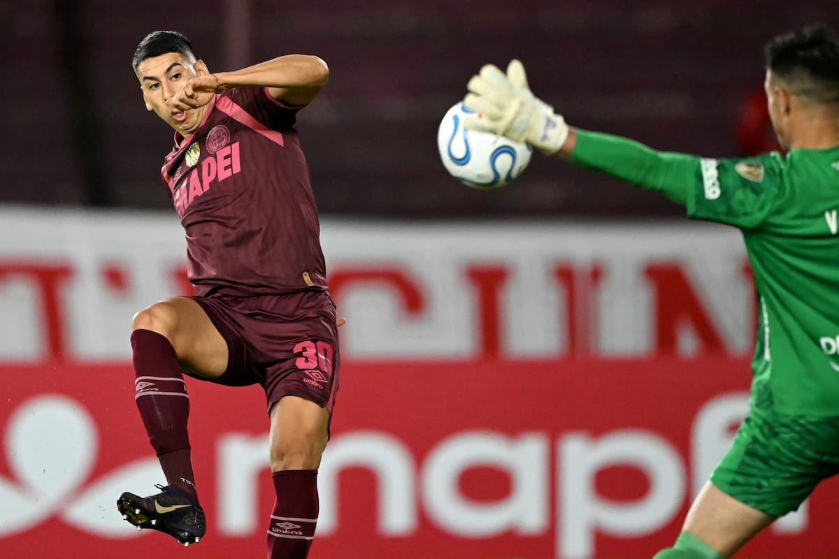 Agustín Cardozo marca el tanto de Lanús tras un centro de Marcelino Moreno; el Granate venció con lo justo a Liga Deportiva Universitaria