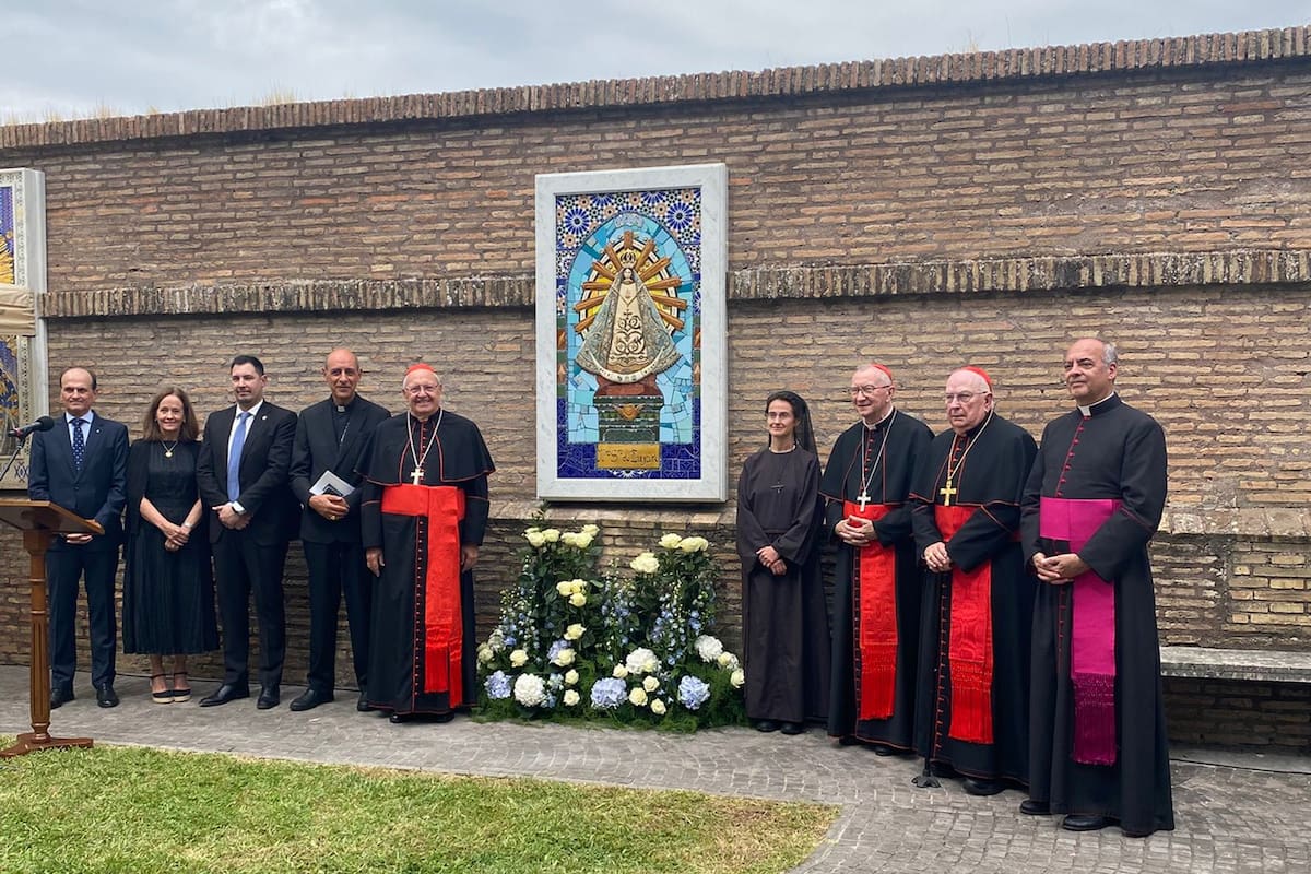 Agustín Caulo (tercero de izquierda a derecha) junto a cardenal Víctor Manuel "Tucho" Fernández, cardenal Leonardo Sandri, sor Raffaella Petrini, el cardenal Pietro Parolin, el cardenal Fernando Vergez, monseñor Guillermo Karcher
