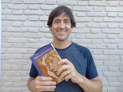 Agustín con el libro en sus manos.