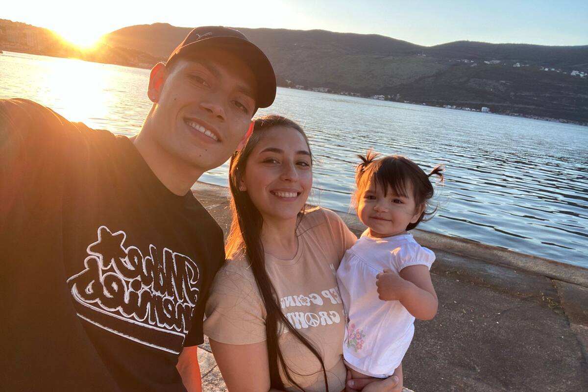 Agustín Córdoba con su mujer y su hija, en una postal familiar en el país que los adoptó