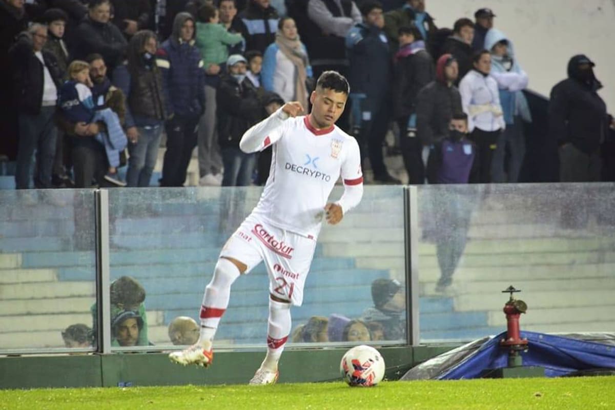 Agustín Curruhinca tiene 22 años