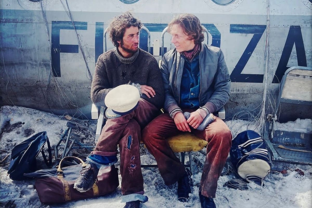 Agustín Della Corte (izquierda), rugbier internacional y actor que interpretó a Antonio Vizintín en "La sociedad de la nieve"